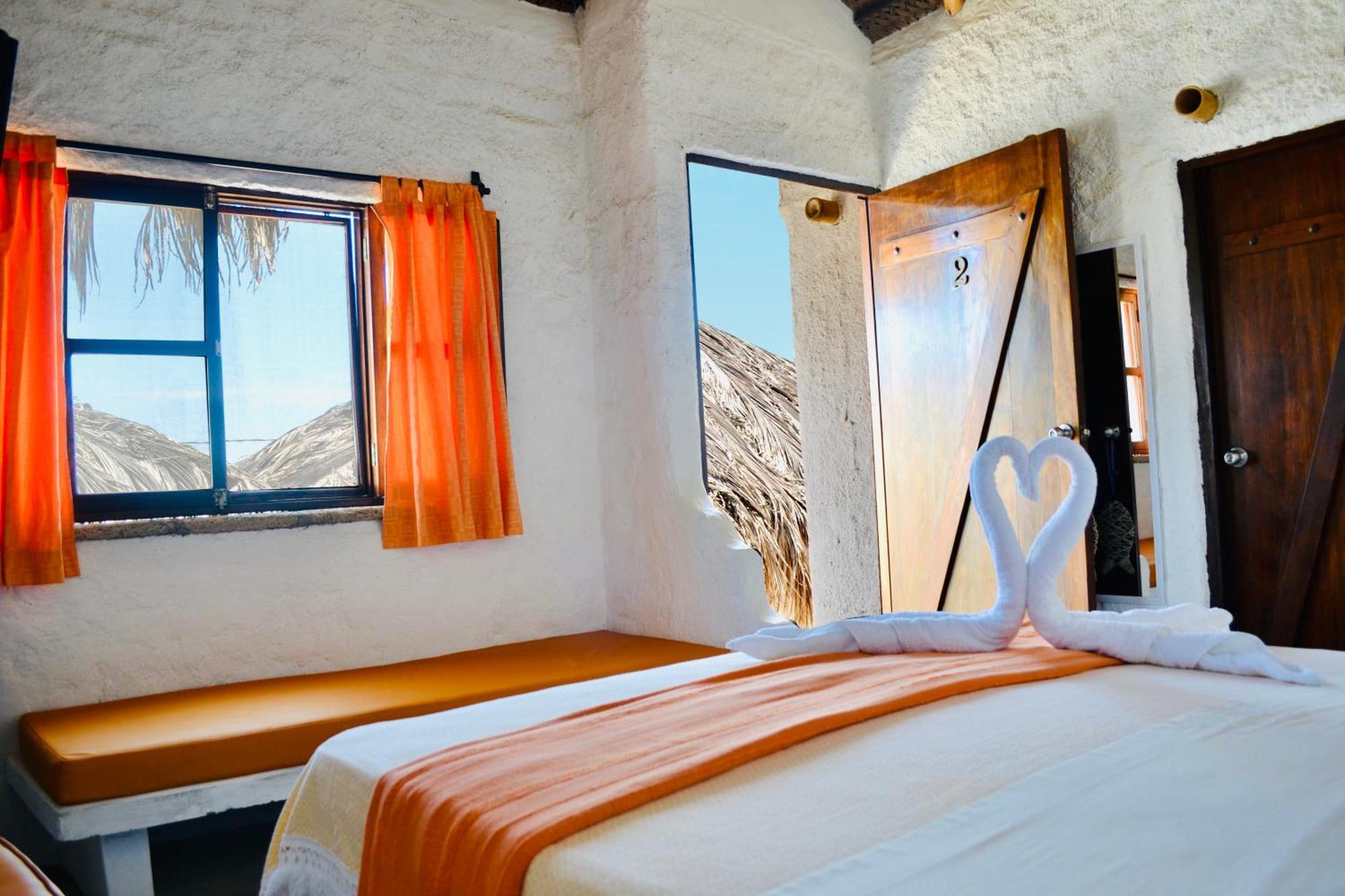 Hotel Smiling Crab Canoas de Punta Sal Exterior foto