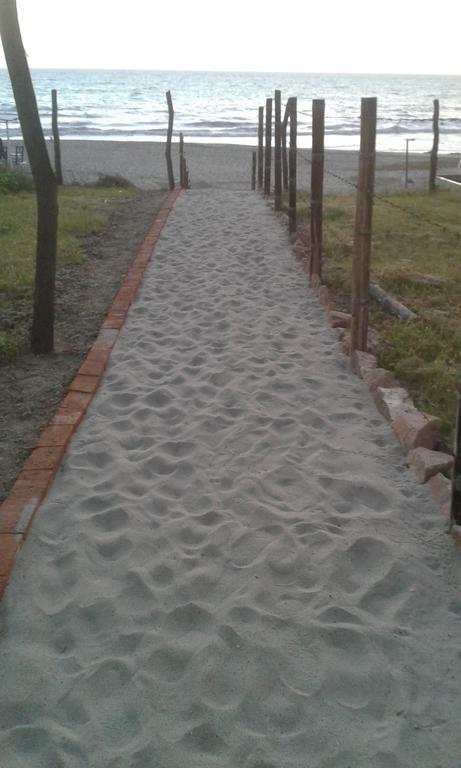 Hotel Smiling Crab Canoas de Punta Sal Exterior foto